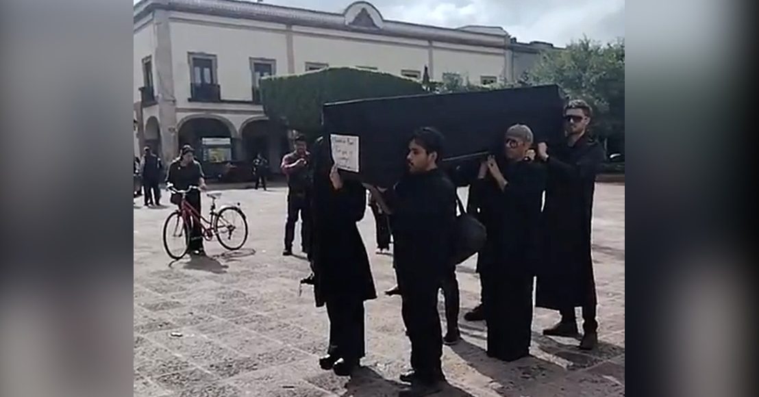 Querétaro: Llevan ataúd a las afueras de Palacio de Gobierno y exigen la destitución de la titular de Cultura