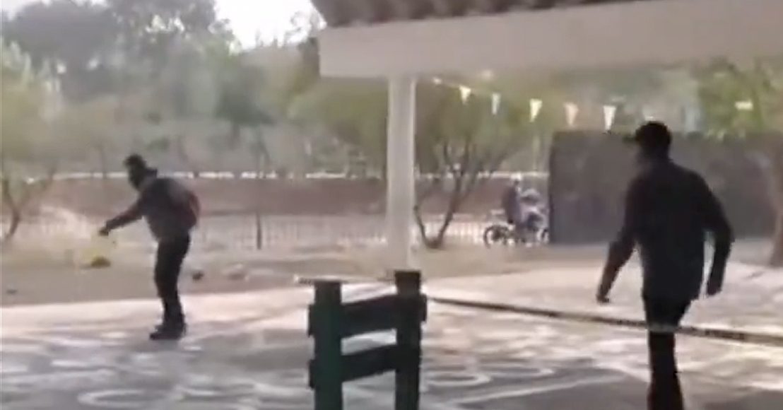 Los voy a quemar, sujeto esparce gasolina en escuela donde instalaban 5 casillas y huye en Querétaro
