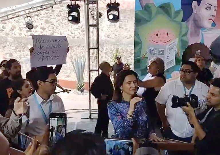 Protesta en Querétaro contra la secretaria de Cultura