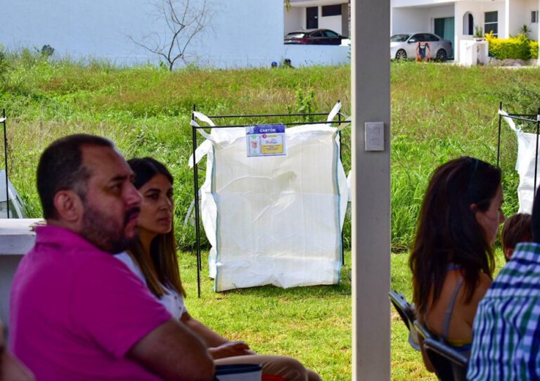 Barcinas para separar residuos sólidos urbanos.