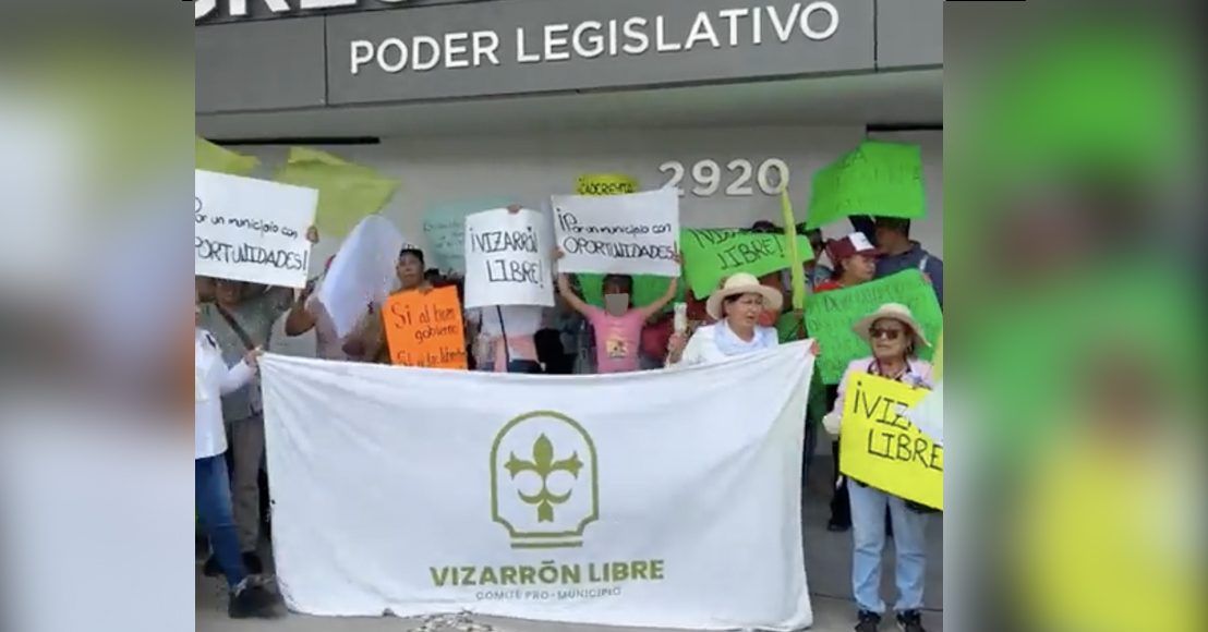 "¡Que nos abran!", habitantes de Vizarrón protestan afuera del Congreso de Querétaro