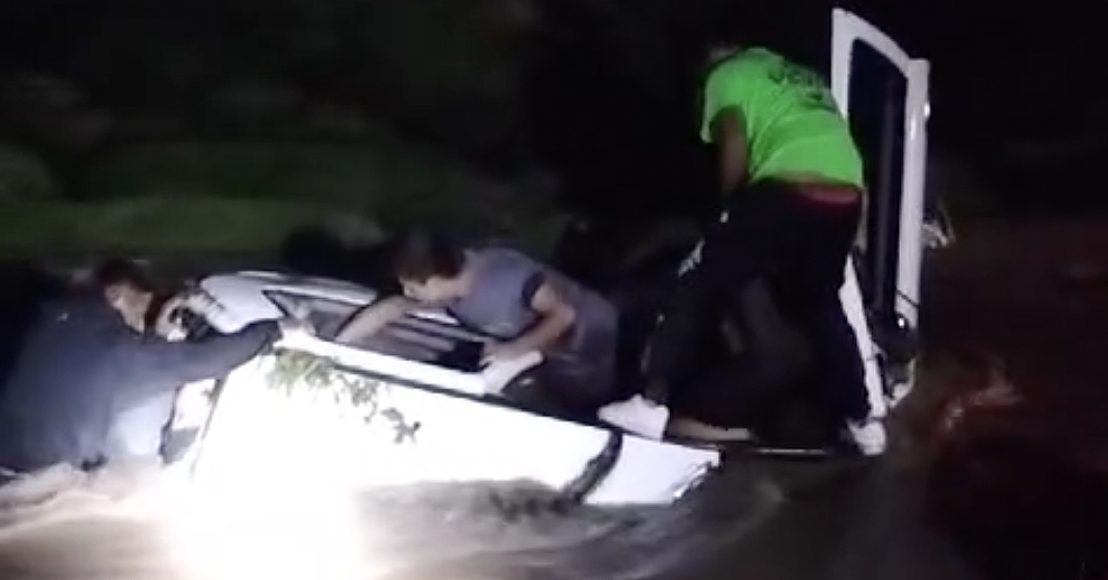 Rescate de cuerpos del vehículo arrastrado por corriente de agua en Amealco de Bonfil, Querétaro.