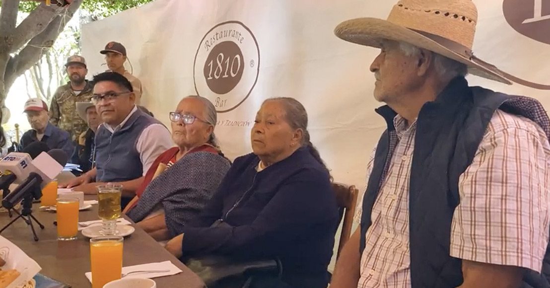Roberto Mora y personas ejidatarias de El Zapote.