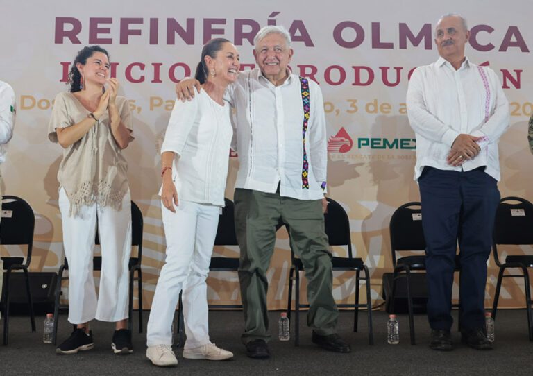 Presidente AMLO y Sheinbaum en el inicio de producción de la refinería Olmeca