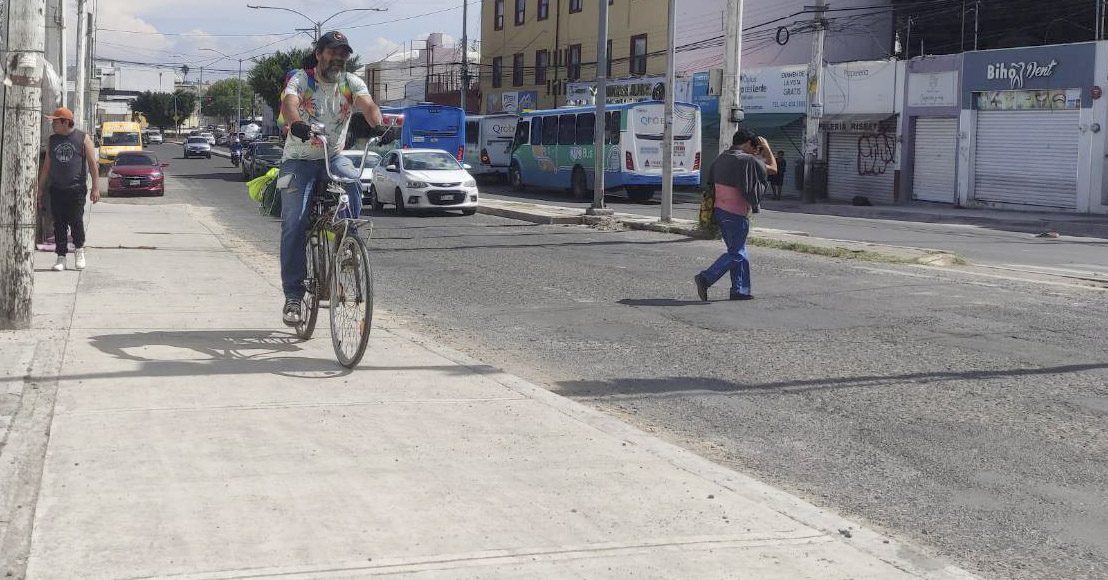 Ciclistas en Querétaro, calle Corregidora Norte.