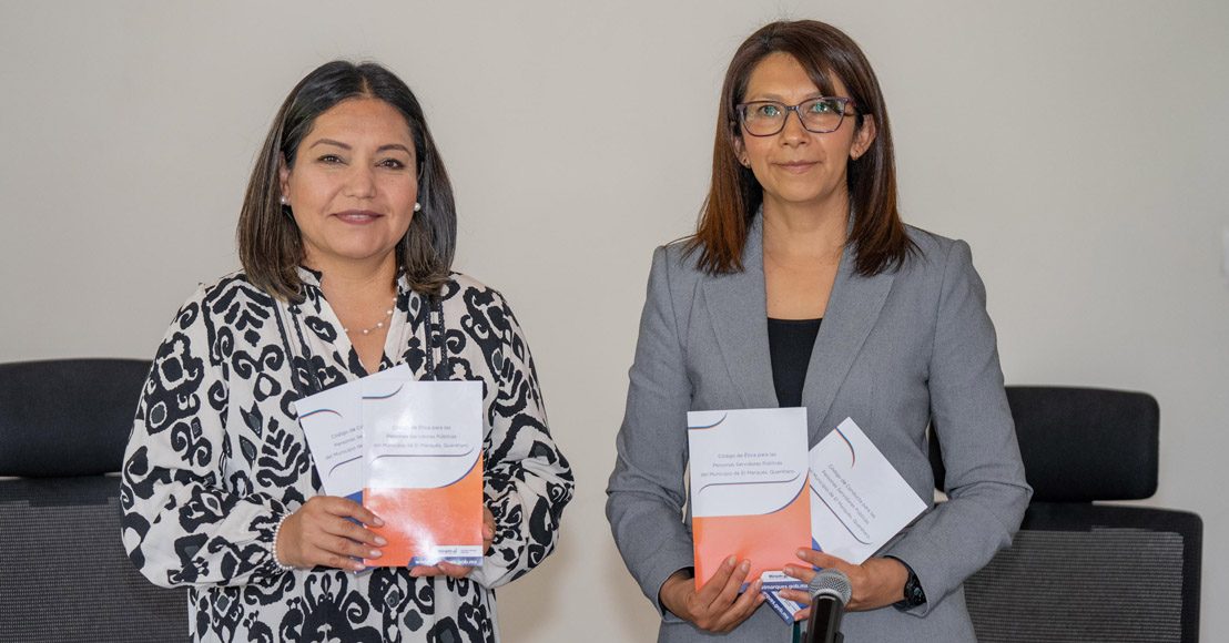 Entregan códigos de ética y de conducta a la presidenta municipal de El Marqués