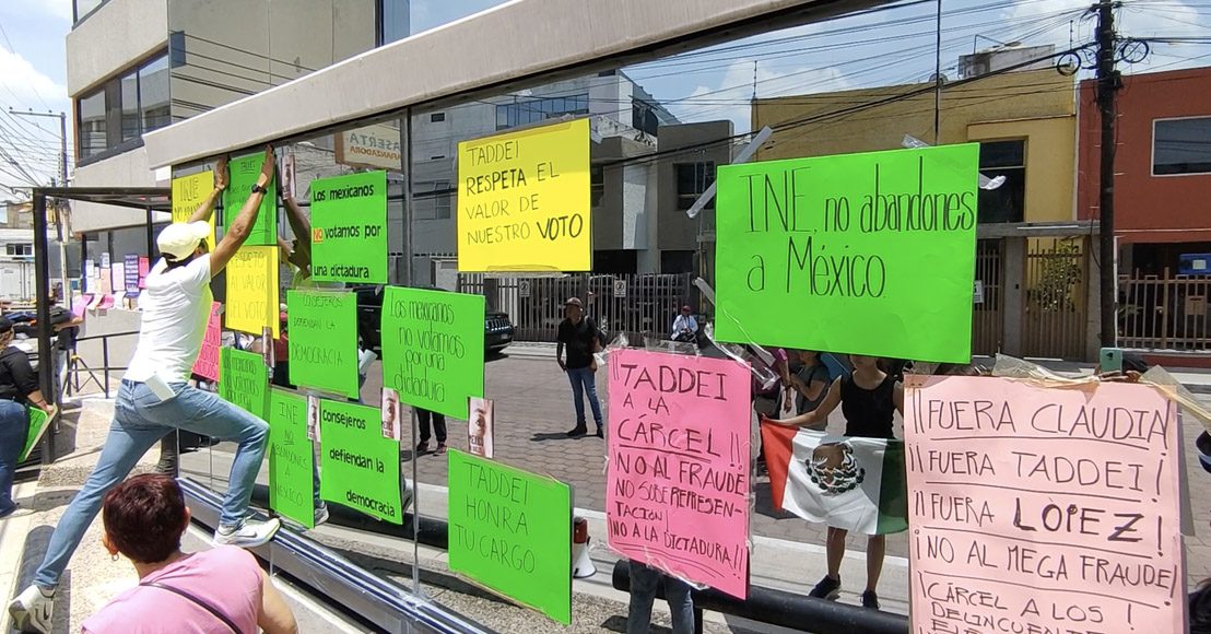 Fijaron cartulinas en el exterior del edificio del INE