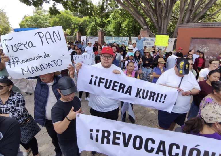 "¡Fuera Kuri!", protestan contra el gobernador de Querétaro