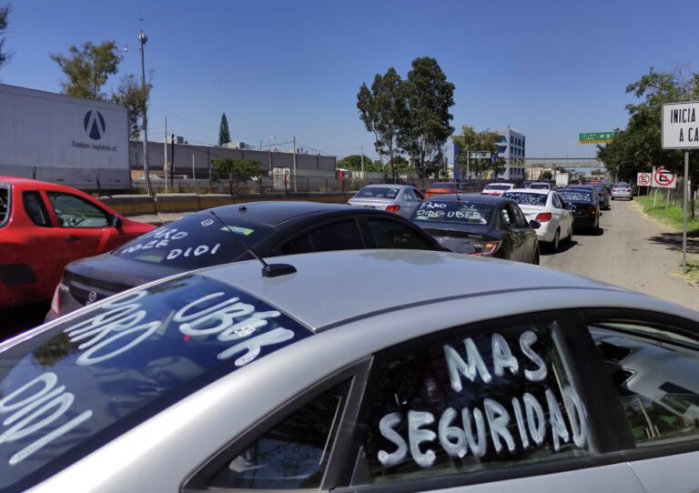 Paro de conductores de Uber y Didi en Querétaro por inseguridad.