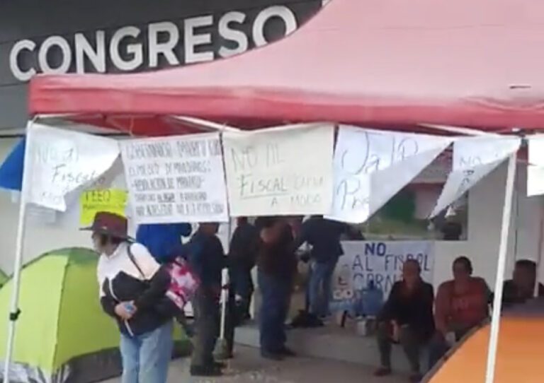 Plantón en el Congreso de Querétaro