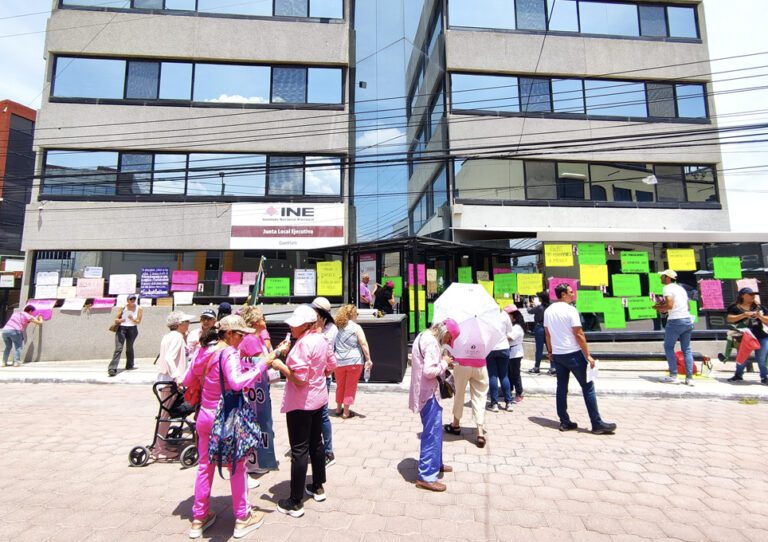 Protesta la Marea Rosa afuera del INE en Querétaro