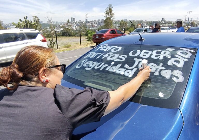 Protesta choferes de Uber y Didi