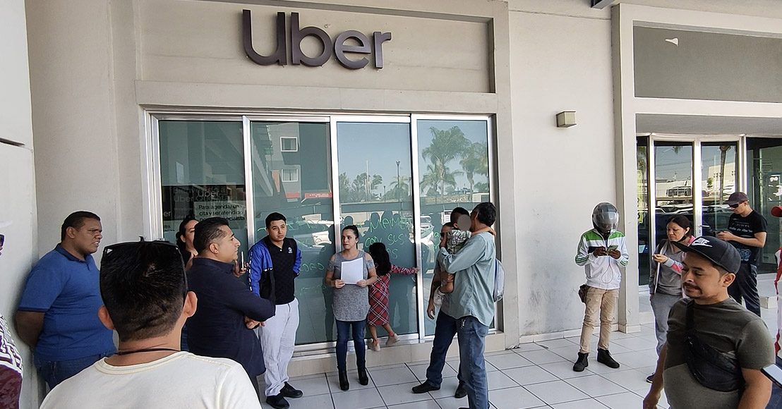 Protesta de socios conductores de Uber en Querétaro, México.