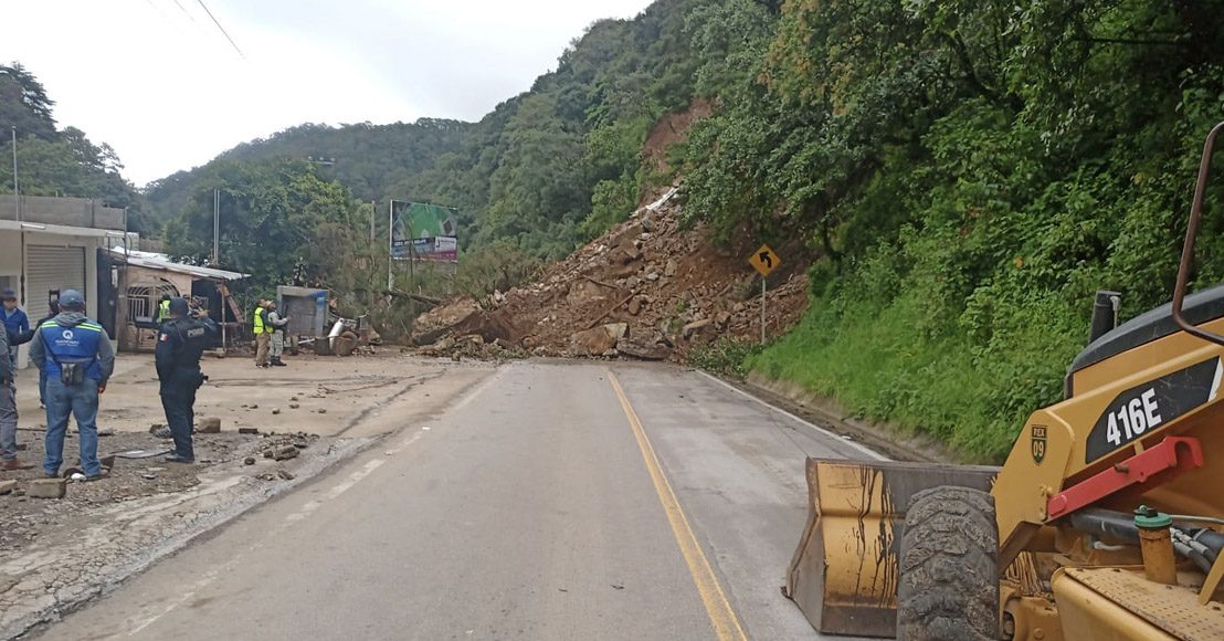 Derrumbe mantiene bloqueada carretera a la Sierra de Querétaro