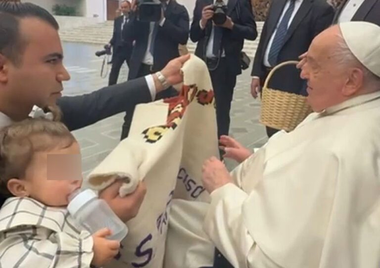 Gaspar Ramón Trueba Moncada con el Papa Francisco en el Vaticano