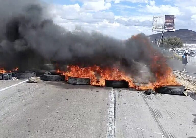 Cierran carriles de la autopista México Querétaro