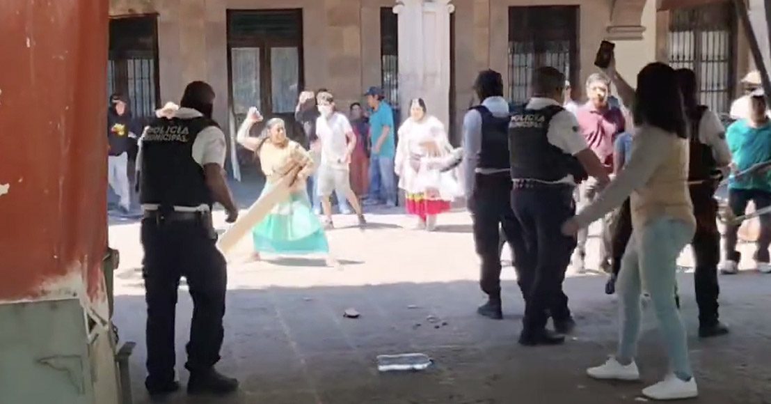 Algunas personas comerciantes lanzaron objetos a oficiales de Policía
