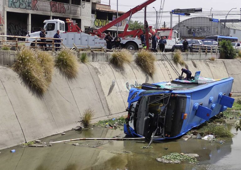 Querétaro: Camión de Qrobús cae a canal de aguas residuales