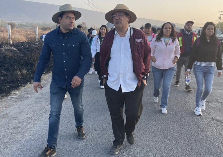 Diputado Gilberto Herrera Ruiz en la marcha por la huelga en Cadereyta