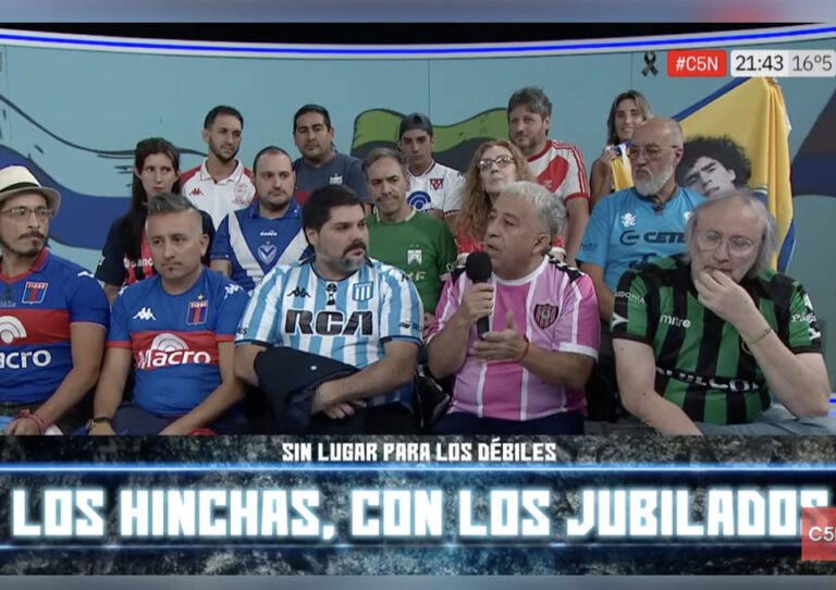 Hinchas de fútbol "olvidan" sus rivalidades y se unen para respaldar a los jubilados en Argentina