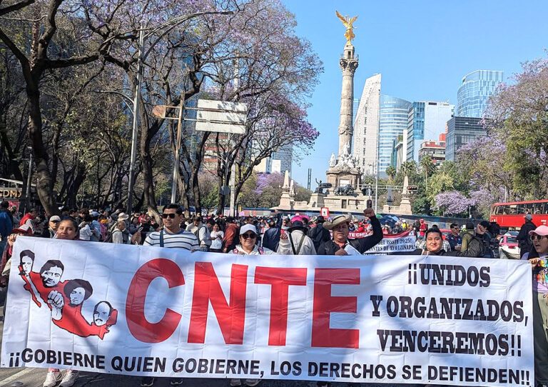 La CNTE se moviliza a Palacio Nacional.