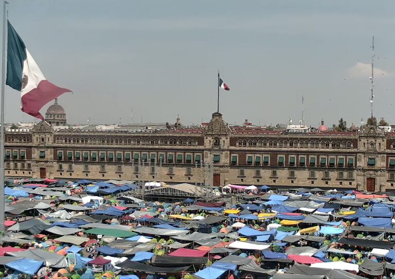 Plantón de la CNTE en el Zócalo, afuera de Palacio Nacional