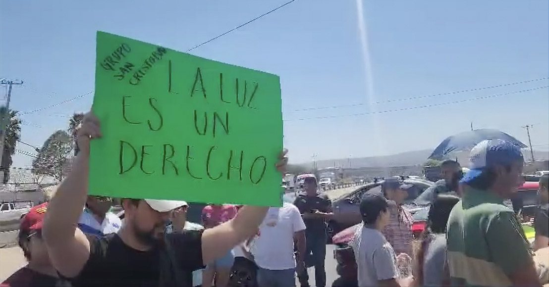 Protestan en Querétaro para exigir servicio de energía eléctrica.