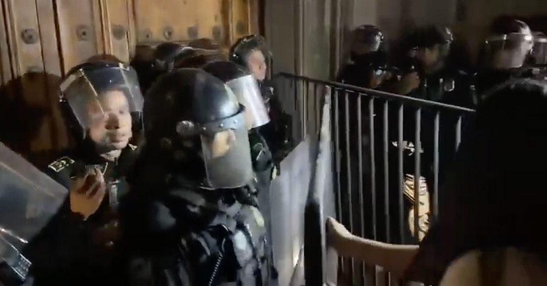 Reacciona Ricardo Salinas a enfrentamiento de manifestantes con policías afuera de Palacio Nacional