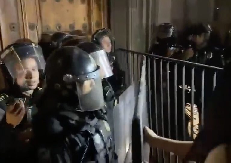 Se enfrentan manifestantes con policías afuera de Palacio Nacional en la Ciudad de México