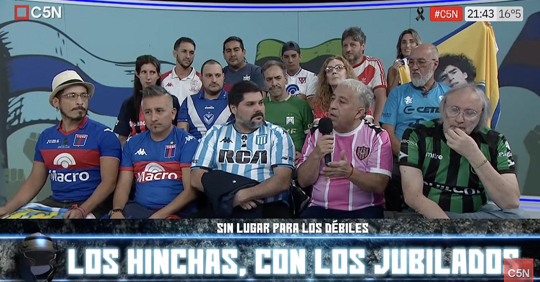 Seguidores de equipos de fútbol rivales de Argentina se unen para apoyar a los jubilados