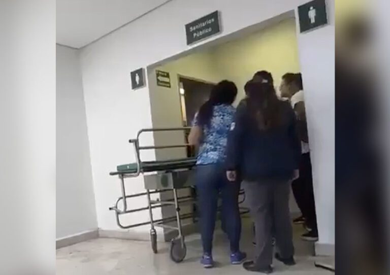 México: Da a luz en baño del IMSS.