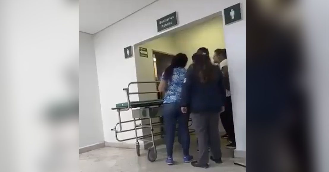 México: Da a luz en el baño del IMSS… Solamente así le hacen caso