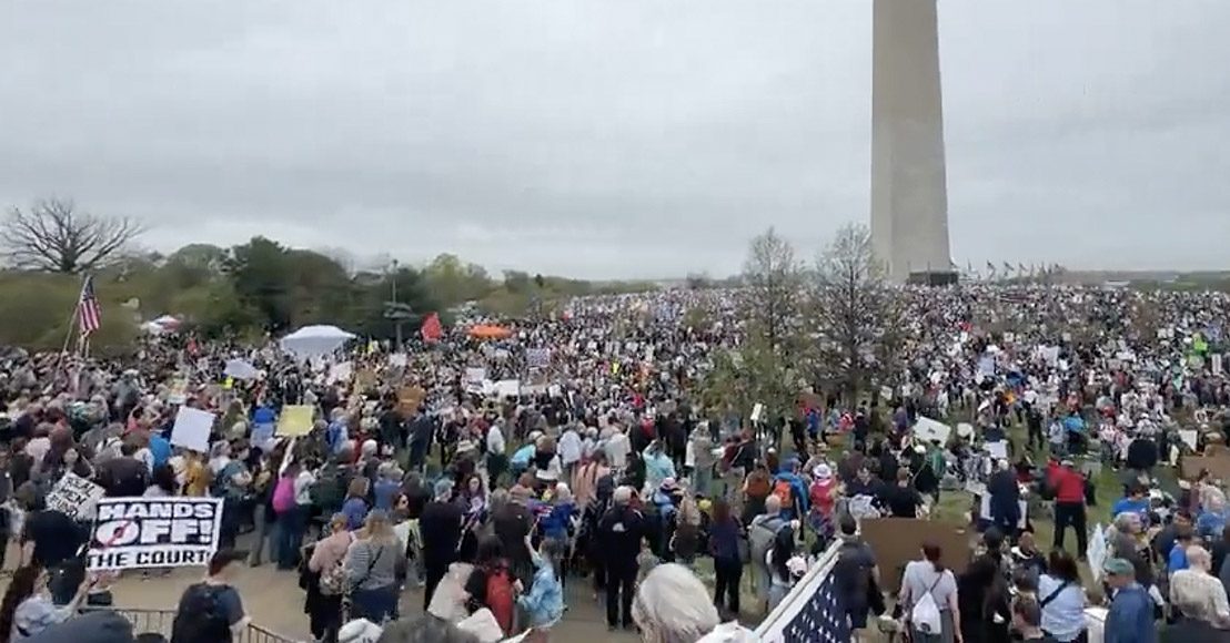 Miles de personas protestan contra presidente de Estados Unidos
