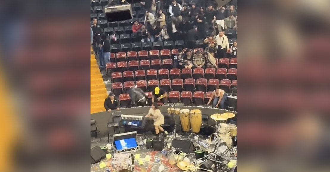 Personas ingresaron al escenario para derribar los instrumentos en el palenque de la Feria de Texcoco.