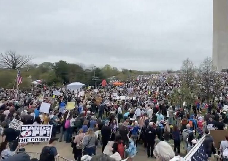 Protestan miles de personas contra Donald Trump