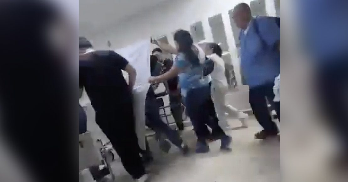 México: Sacaron a la mujer en una camilla y la escoltaron con una sábana