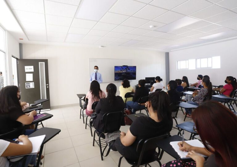 Querétaro: Convocatoria Universidad de las Mujeres.