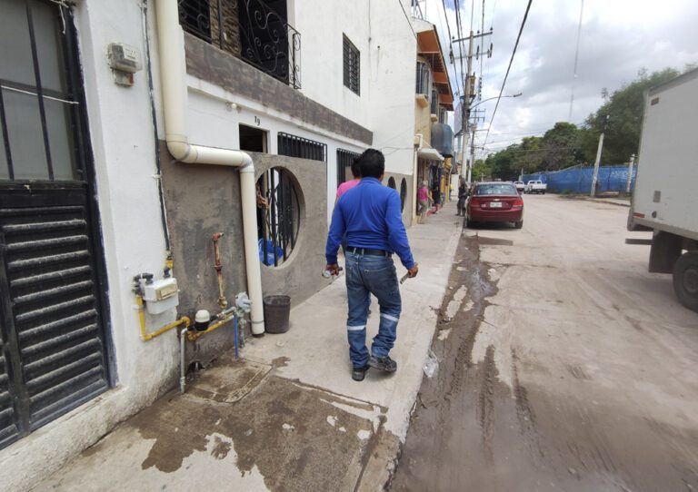 Fugas de agua potable en la calle Querétaro