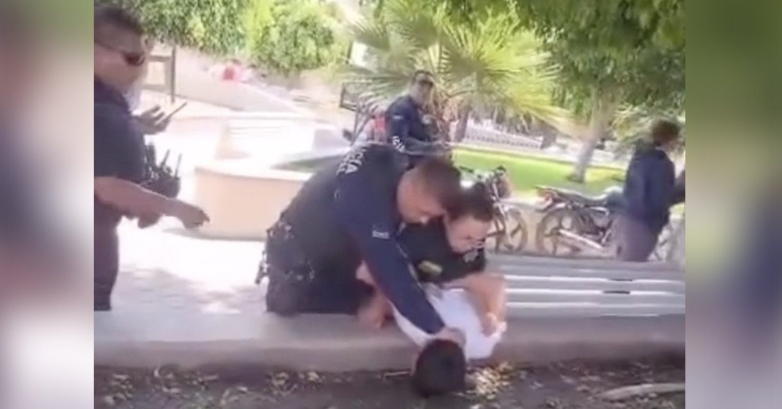 Querétaro: La que te volteó fui yo, güey, mujer policía al someter a joven; reprueban su actuación