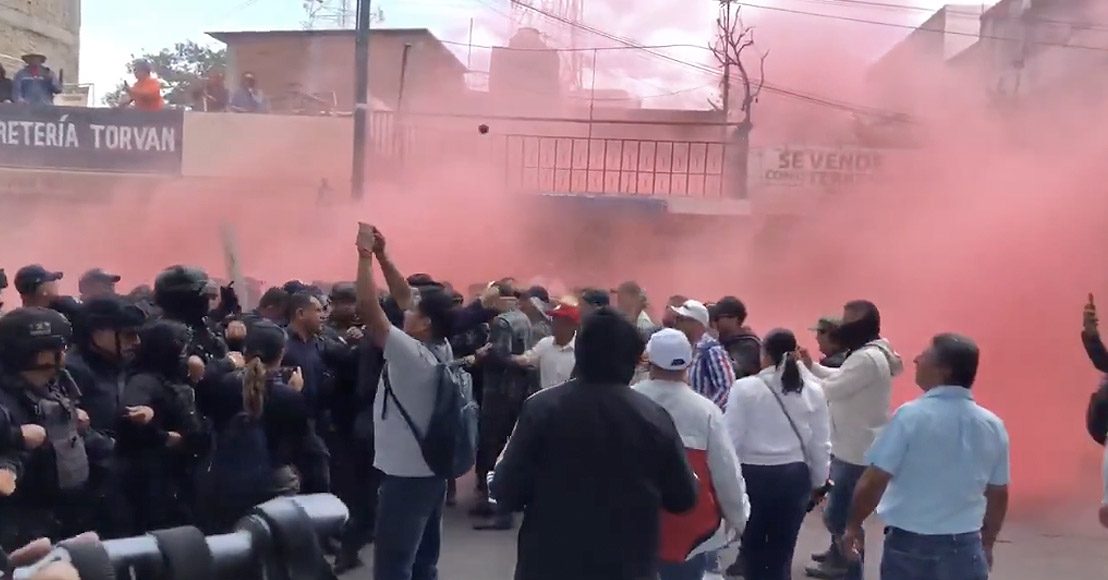 México: Se enfrentan policías e integrantes de la CNTE en Michoacán.