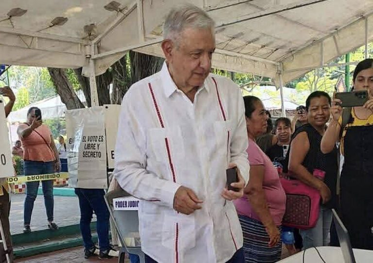 Reaparece el expresidente de México y vota en la elección del Poder Judicial