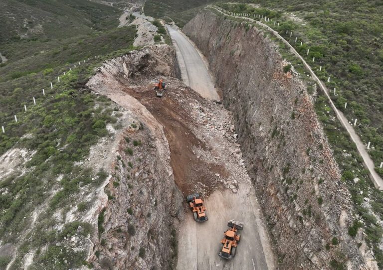 Derrumbe en carretera que conduce a la Sierra Gorda de Querétaro