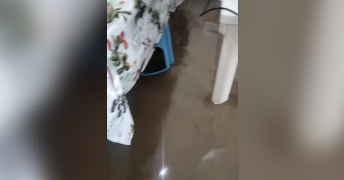 El agua del río entró a unas 10 casas y 10 comercios, reportó el delegado de la comunidad.