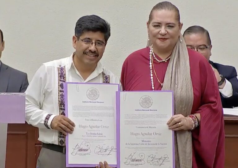 Hugo Aguilar Ortiz recibe su constancia de mayoría en el INE
