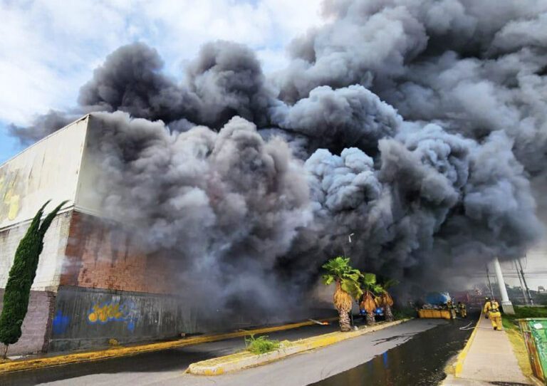 Incendio en Office Depot Querétaro