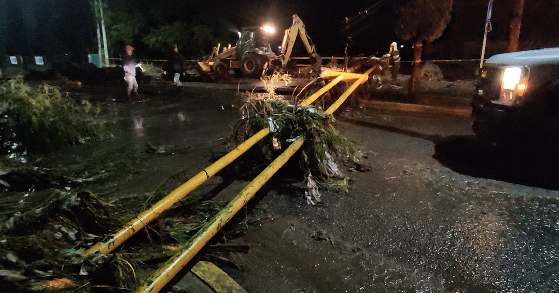 El barandal del puente de la comunidad fue derribado por la corriente de agua.