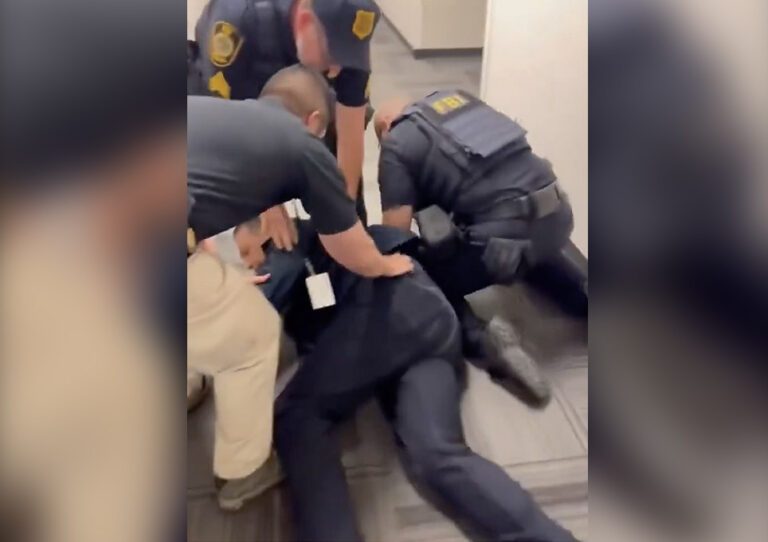 El senador fue sacado de la conferencia de prensa y sometido