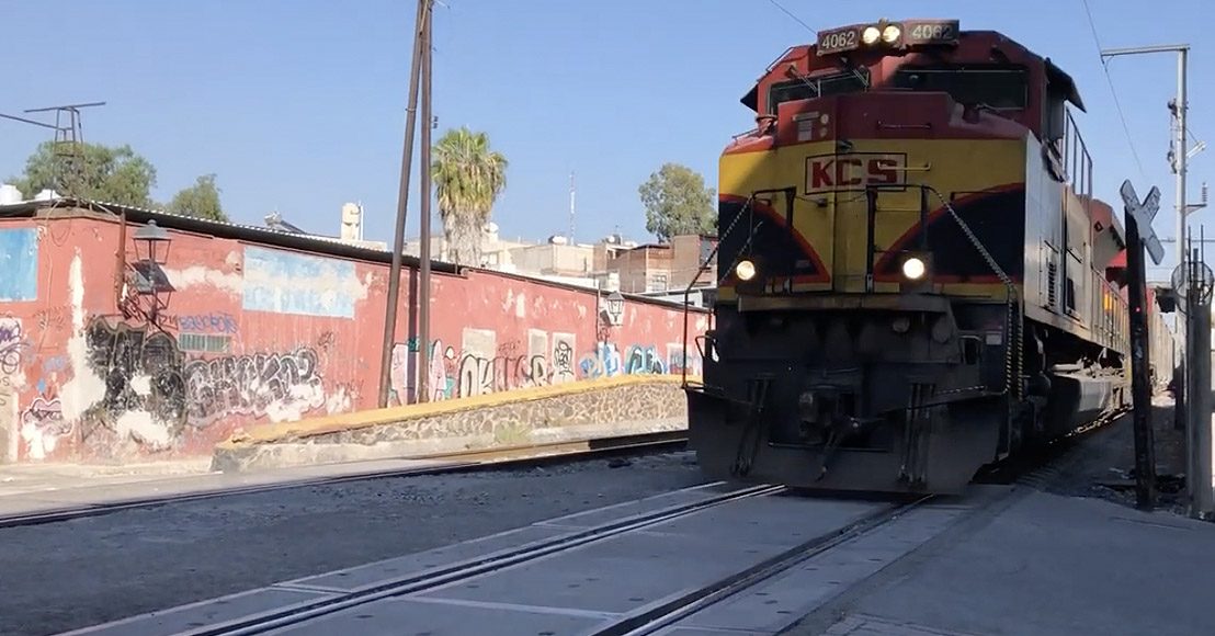 México: Tren impacta a dos policías en Querétaro, una oficial murió