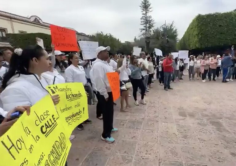 Querétaro: Protesta de docentes en la Plaza de Armas