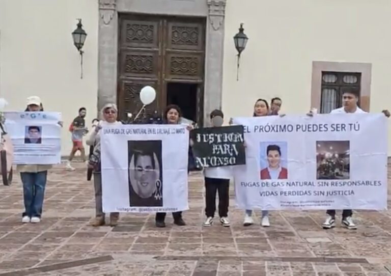 Querétaro: Protestan en la Plaza de Armas de la ciudad por justicia para Alonso